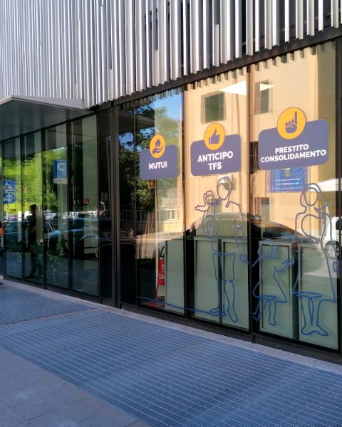 Vetrofanie per uno showroom