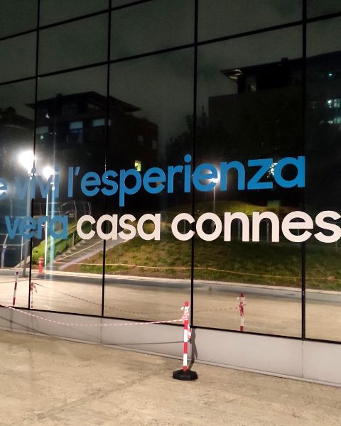 Vetrofanie per la vetrina di un negozio