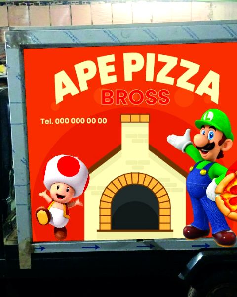 Ape car decorata con adesivi pubblicitari