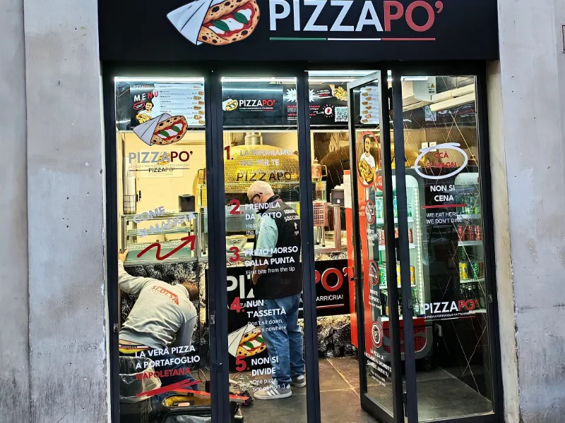 Insegna e vetrofanie per l'apertura di una pizzeria