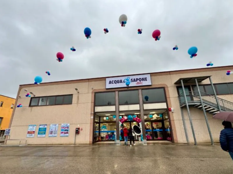 Inaugurazione di un negozio con insegna e palloncini