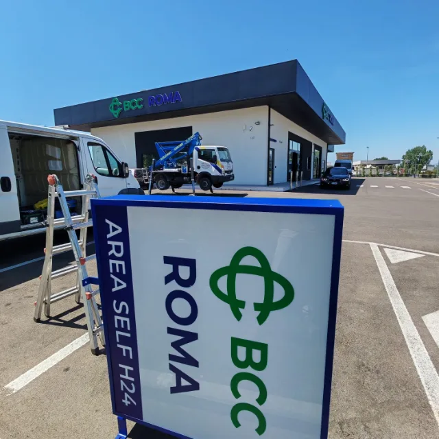 Totem bifacciale installato